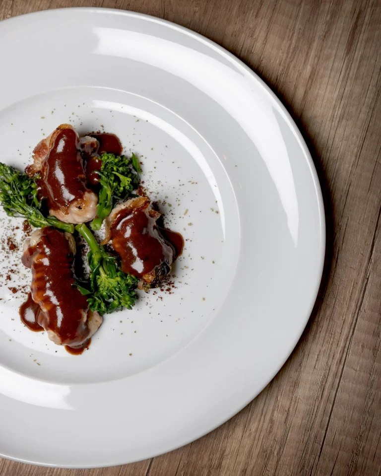 Nell'immagine, un piatto di involtini di carne con cime di rapa servito presso il ristorante dell'Hotel Palace Lucera.