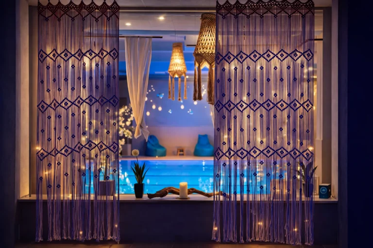 Nell'immagine, un dettaglio della SPA presso l'Hotel Palace Lucera: oltre delle tende, si intravede la piscina.