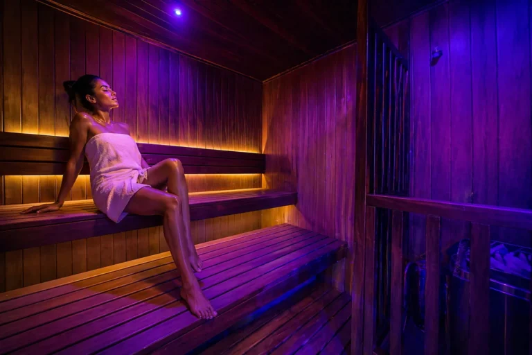 Nell'immagine, una donna seduta all'interno della sauna presso la SPA dell'Hotel Palace Lucera.